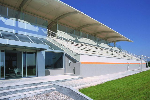 Emir Sports tribune hoofdveld